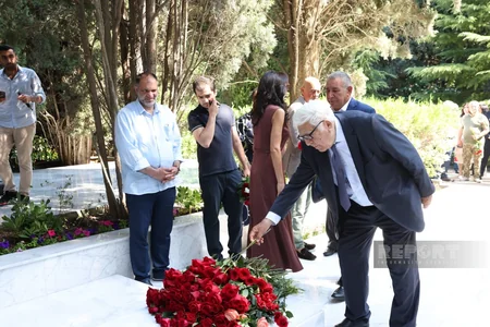 Xalq yazıçısı Elçinin qəbirüstü abidəsinin açılışı olub