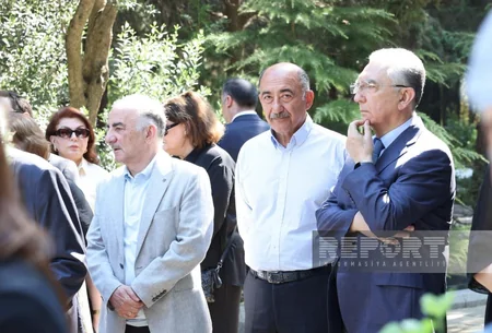 Xalq yazıçısı Elçinin qəbirüstü abidəsinin açılışı olub
