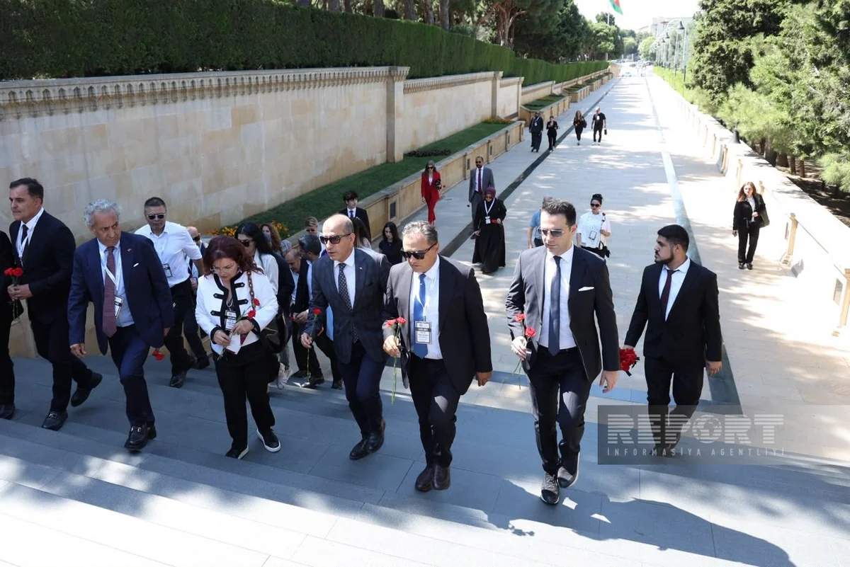 Türkiyəli nümayəndə heyəti Şəhidlər xiyabanı və Türk şəhidliyini ziyarət ediblər