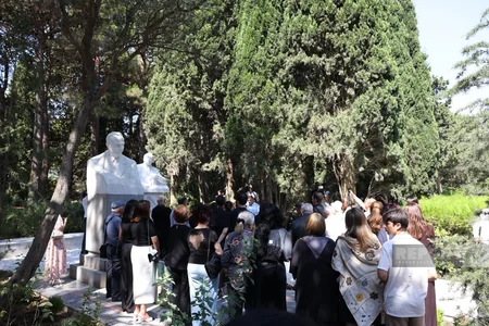 Xalq yazıçısı Elçinin qəbirüstü abidəsinin açılışı olub