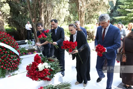 Xalq yazıçısı Elçinin qəbirüstü abidəsinin açılışı olub