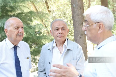 Xalq yazıçısı Elçinin qəbirüstü abidəsinin açılışı olub