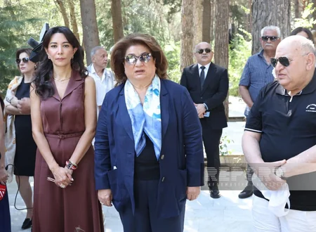 Xalq yazıçısı Elçinin qəbirüstü abidəsinin açılışı olub