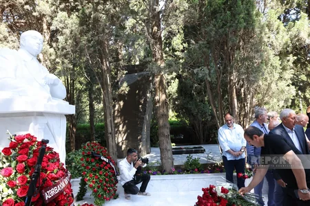 Xalq yazıçısı Elçinin qəbirüstü abidəsinin açılışı olub