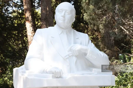 Xalq yazıçısı Elçinin qəbirüstü abidəsinin açılışı olub