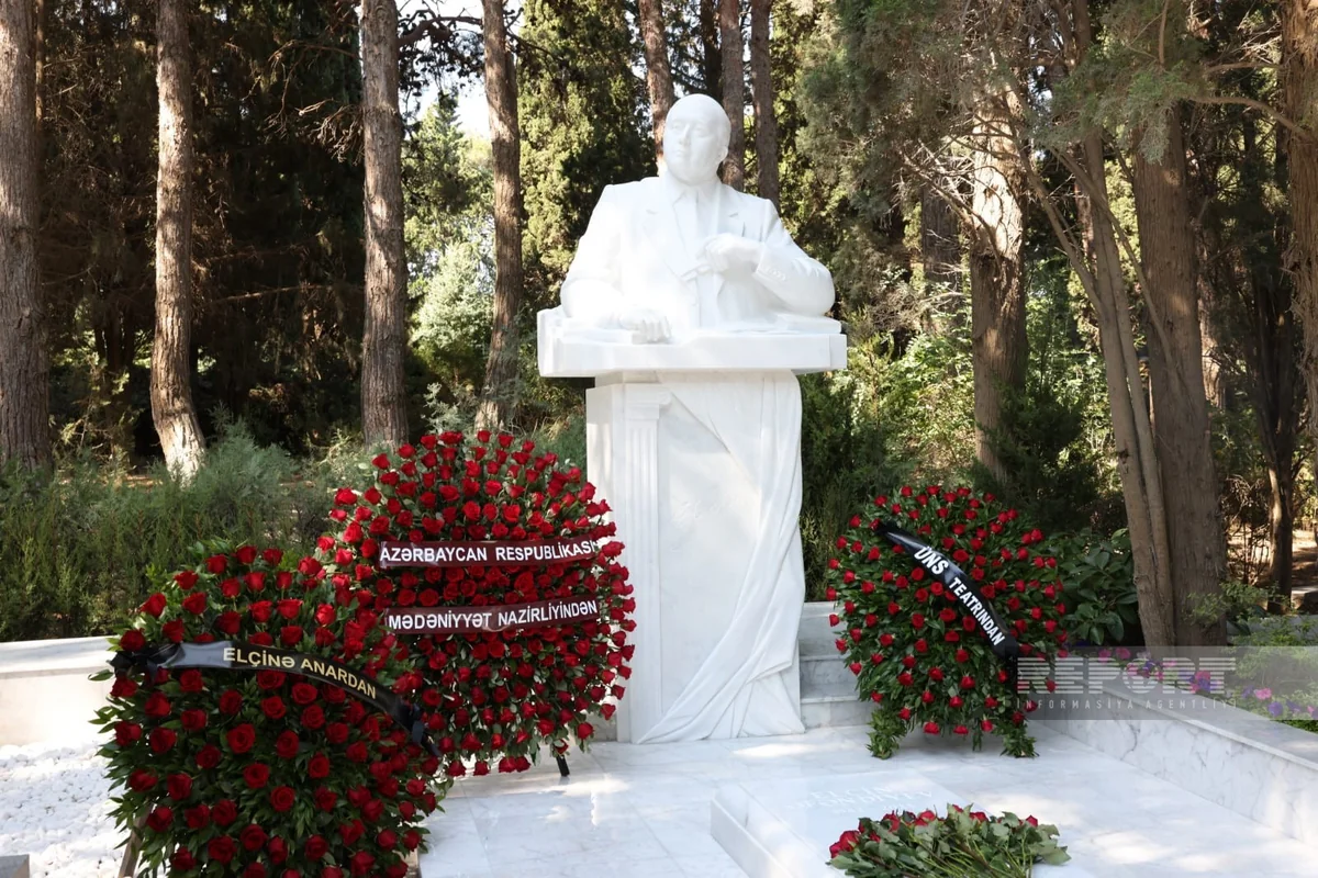Xalq yazıçısı Elçinin qəbirüstü abidəsinin açılışı olub