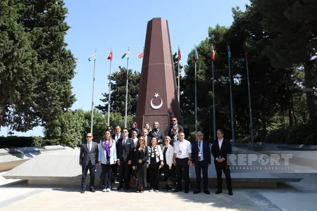 Türkiyəli nümayəndə heyəti Şəhidlər xiyabanı və Türk şəhidliyini ziyarət ediblər