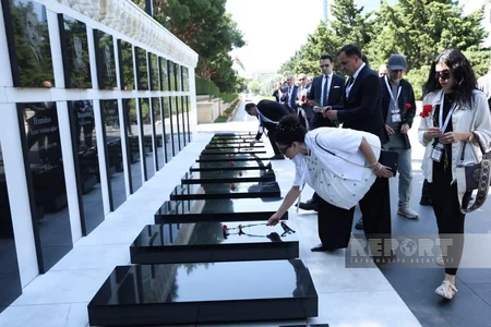 Türkiyəli nümayəndə heyəti Şəhidlər xiyabanı və Türk şəhidliyini ziyarət ediblər