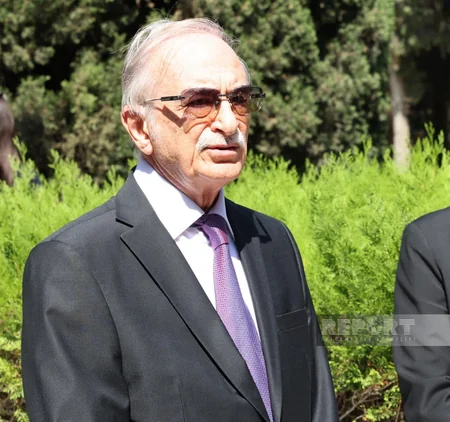 Xalq yazıçısı Elçinin qəbirüstü abidəsinin açılışı olub