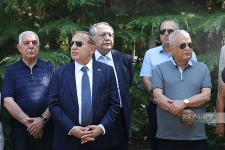 Xalq yazıçısı Elçinin qəbirüstü abidəsinin açılışı olub