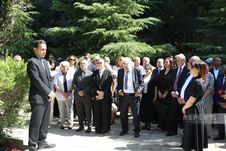 Xalq yazıçısı Elçinin qəbirüstü abidəsinin açılışı olub