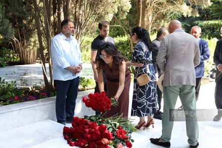 Xalq yazıçısı Elçinin qəbirüstü abidəsinin açılışı olub