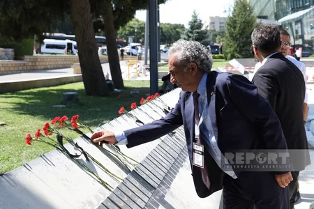 Türkiyəli nümayəndə heyəti Şəhidlər xiyabanı və Türk şəhidliyini ziyarət ediblər