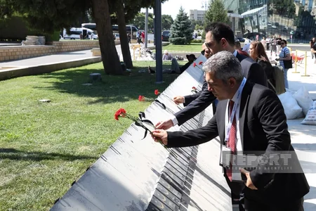 Türkiyəli nümayəndə heyəti Şəhidlər xiyabanı və Türk şəhidliyini ziyarət ediblər