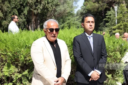 Xalq yazıçısı Elçinin qəbirüstü abidəsinin açılışı olub