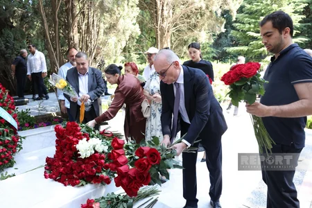 Xalq yazıçısı Elçinin qəbirüstü abidəsinin açılışı olub