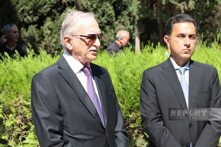 Xalq yazıçısı Elçinin qəbirüstü abidəsinin açılışı olub