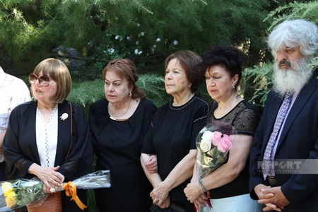 Xalq yazıçısı Elçinin qəbirüstü abidəsinin açılışı olub