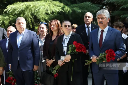 Xalq yazıçısı Elçinin qəbirüstü abidəsinin açılışı olub