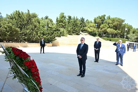 Глава МИД Швейцарии побывал на Аллее шехидов