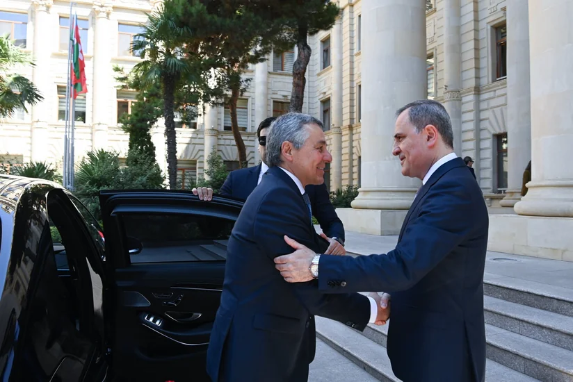 Ceyhun Bayramov İqnasio Kassisi qarşılayıb