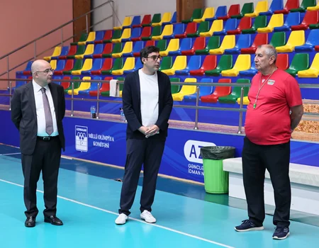 Fərid Qayıbov qadın voleybolçulardan ibarət millinin məşqində iştirak edib