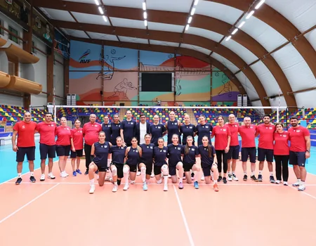 Fərid Qayıbov qadın voleybolçulardan ibarət millinin məşqində iştirak edib