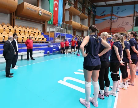 Fərid Qayıbov qadın voleybolçulardan ibarət millinin məşqində iştirak edib