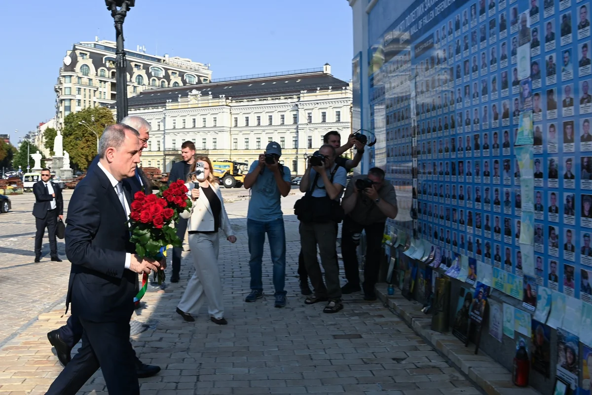 Jeyhun Bayramov lays wreath at memorial to fallen defenders of Ukraine