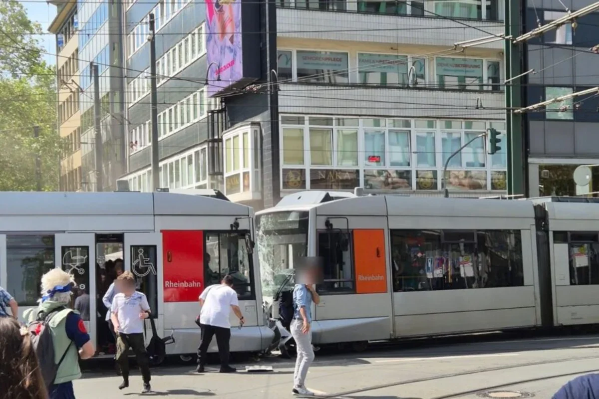 Almaniyada iki tramvay toqquşub, 20-dən çox sərnişin xəsarət alıb