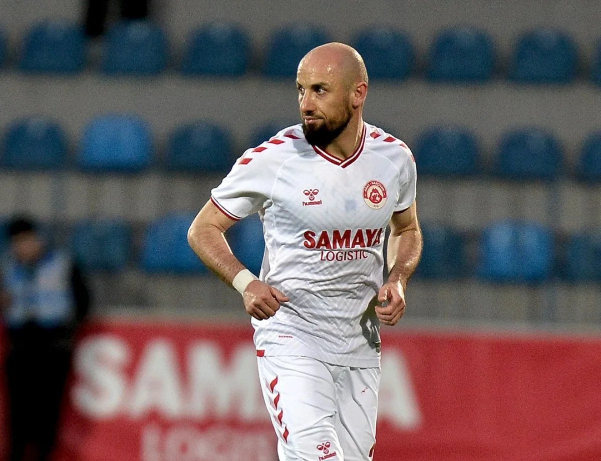 Araz-Naxçıvan futbolçusu Slavik Alxasovla yollarını ayırıb