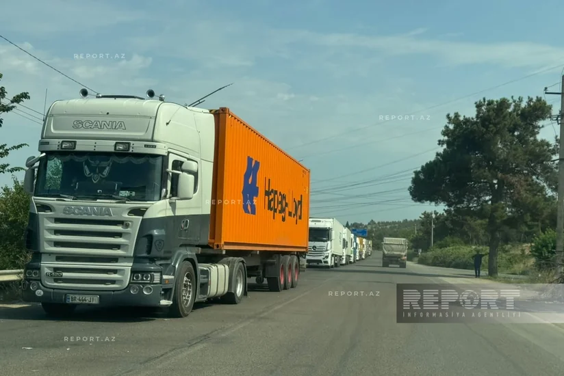 Azerbaijani truck drivers stranded at Georgian border as inquiry sent to Foreign Ministry