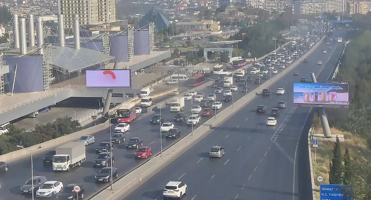 Bakıda yalnız üç istiqamətdə tıxac yaranıb