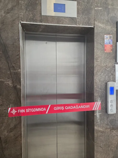 Yaşayış binasında təhlükəsizlik tələblərinə cavab verməyən liftlərin istismarı dayandırılıb