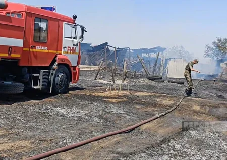 Cəlilabadda iki evin həyətyanı sahəsi yanıb
