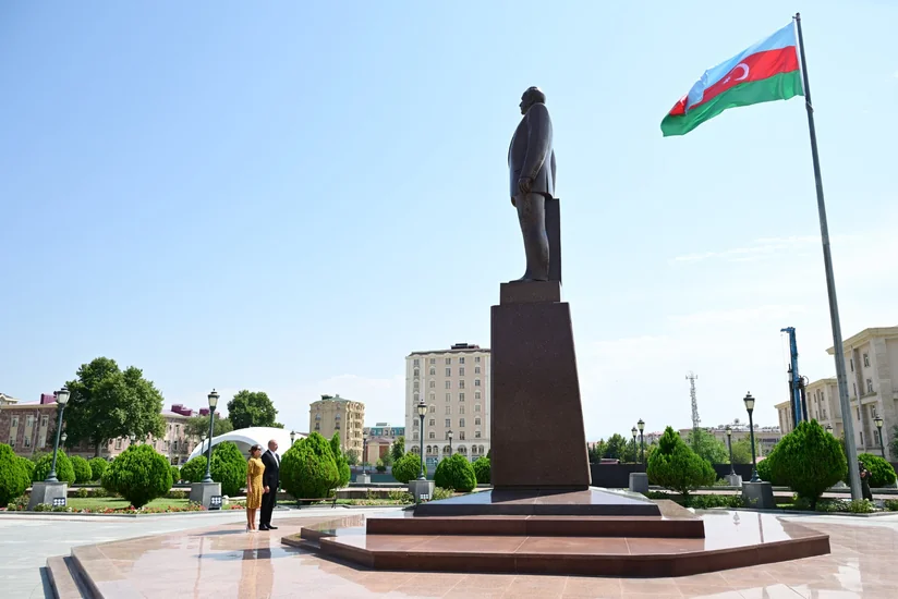 Prezident İlham Əliyev Ümummilli Liderin Naxçıvan şəhərinin mərkəzində ucaldılan abidəsini ziyarət edib