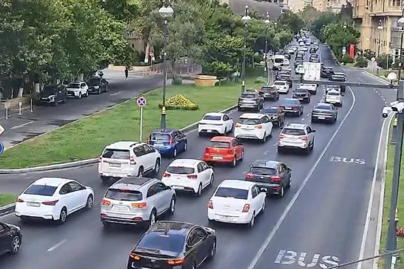 Bakının bəzi yollarında nəqliyyatın sıxlığı müşahidə olunur