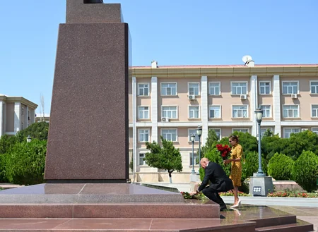 Prezident İlham Əliyev Ümummilli Liderin Naxçıvan şəhərinin mərkəzində ucaldılan abidəsini ziyarət edib