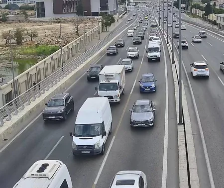 Bakının bəzi yollarında nəqliyyatın sıxlığı müşahidə olunur