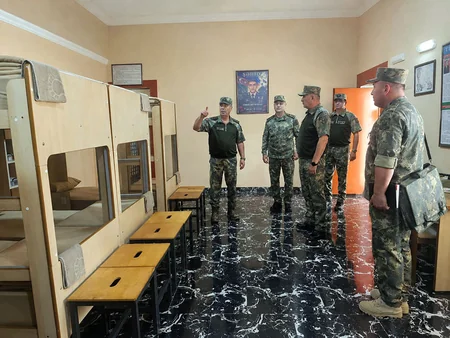 Закир Гасанов побывал в воинских частях в Нахчыване