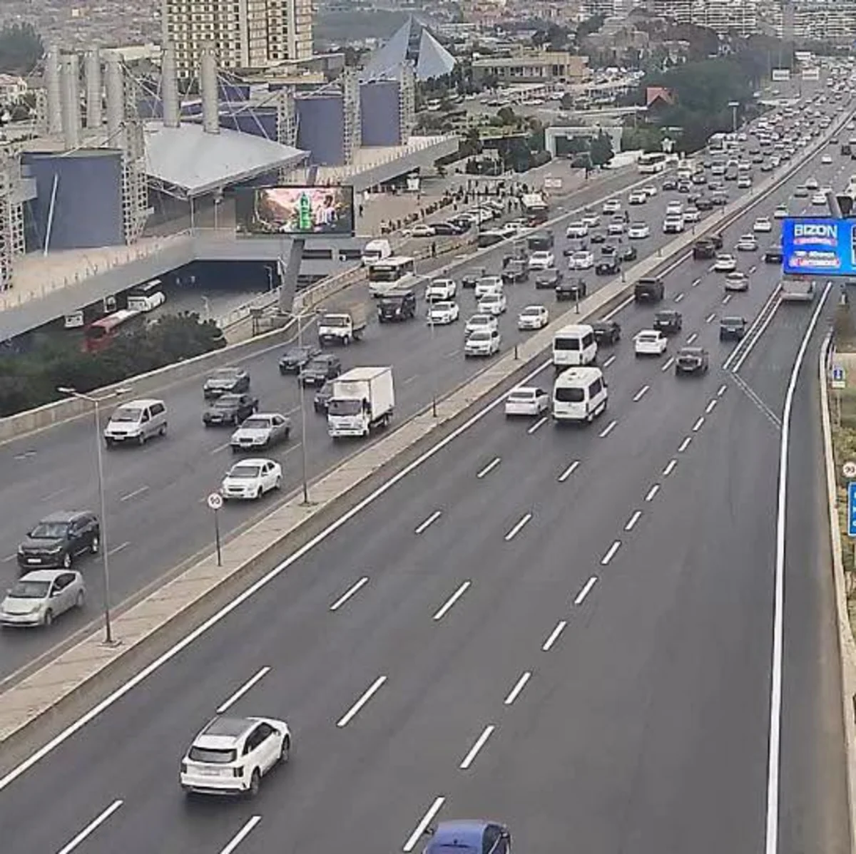 Bakının bir sıra yollarında nəqliyyatın sıxlığı müşahidə olunur