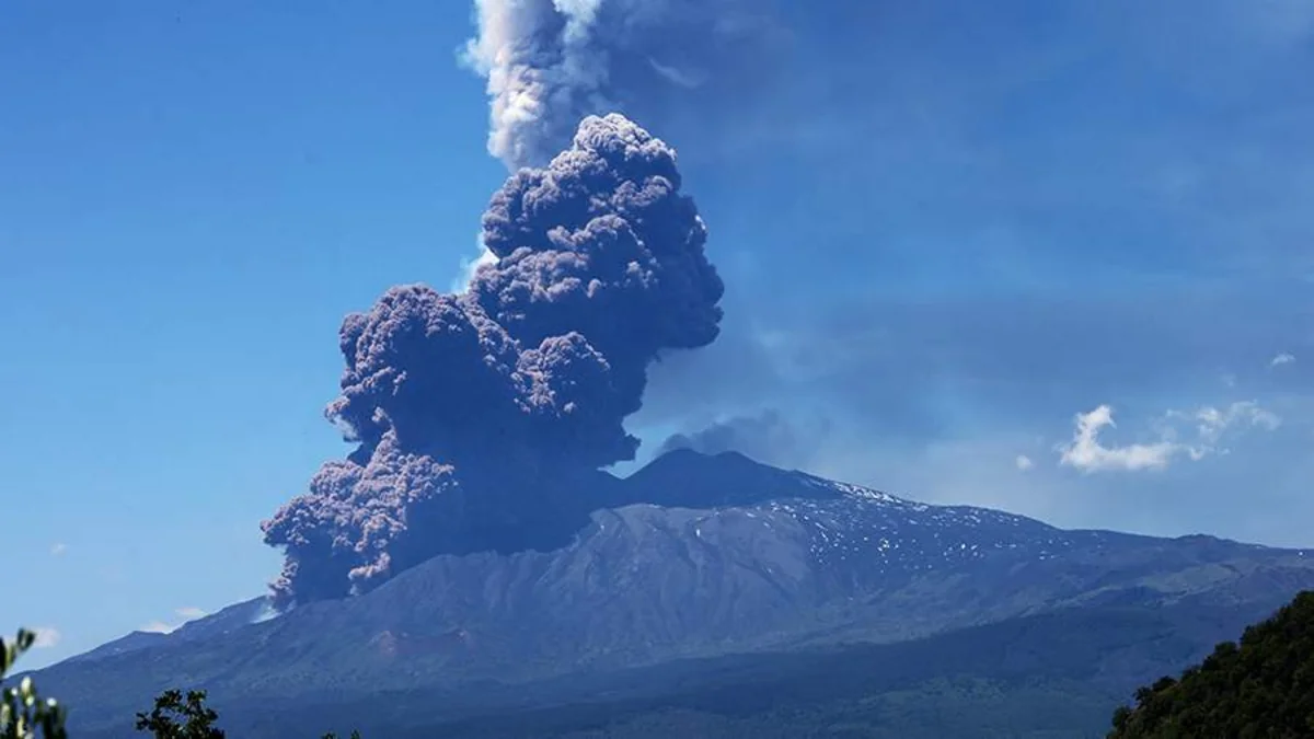 Maltada Etna vulkanının kül buluduna görə onlarla aviareys ləğv edilib