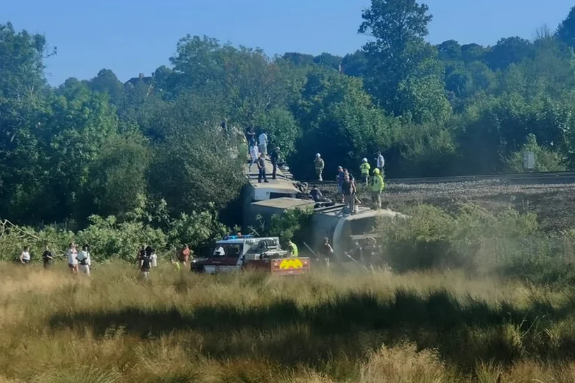 В Англии при сходе поезда с рельсов пострадали 11 человек