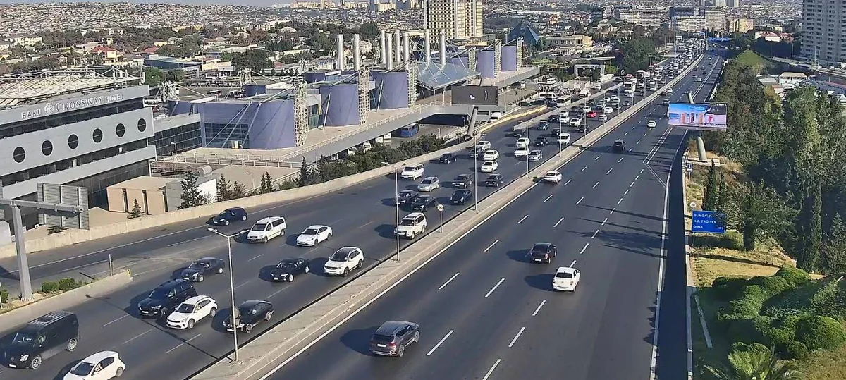 Bakının bir sıra yollarında nəqliyyatın sıxlığı müşahidə olunur