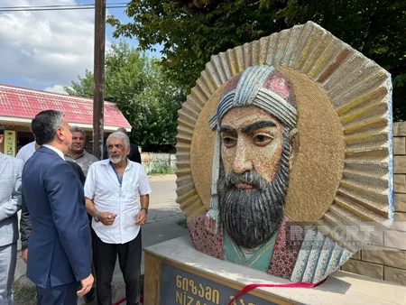 Marneulidə Nizami Gəncəvinin büstünün bərpadan sonra açılışı olub
