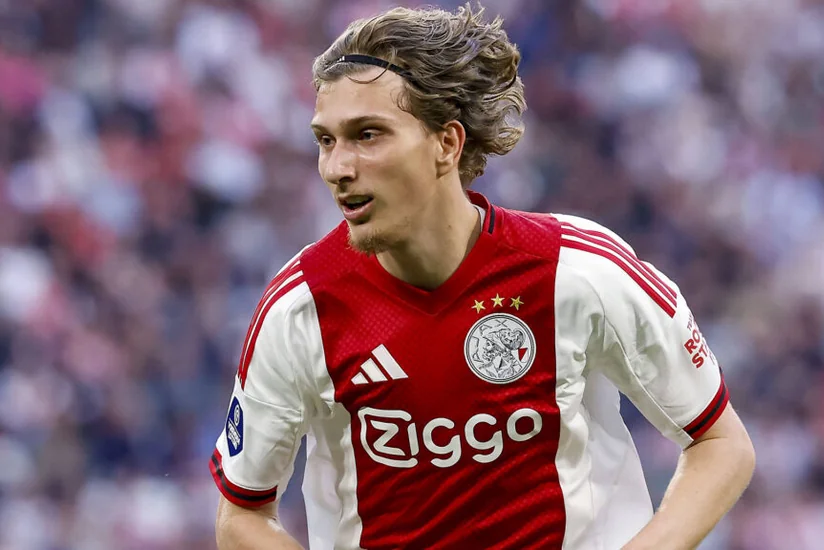 PSG agree deal with Ajax to sign Mika Godts