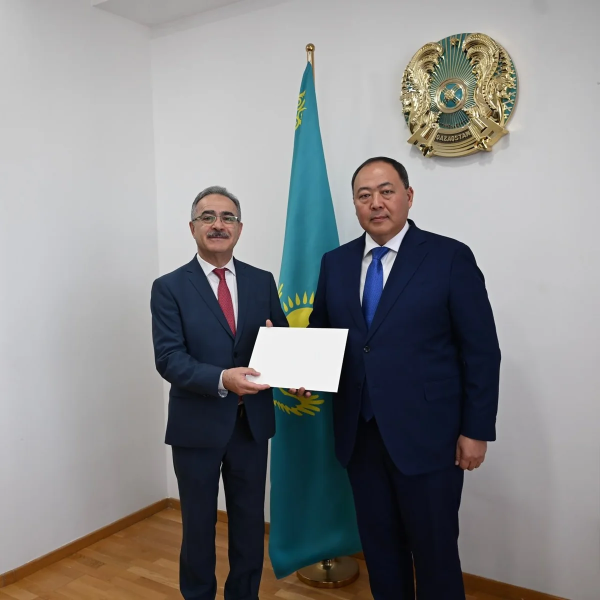 Azərbaycanlı səfir etimadnaməsinin surətini Qazaxıstan xarici işlər nazirinin müavininə təqdim edib