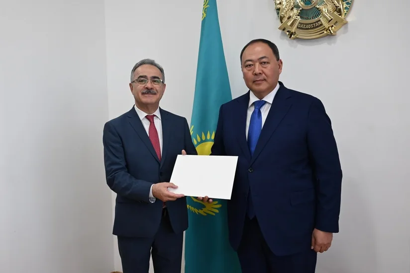 Azerbaijani ambassador presents copy of credentials to Kazakh deputy FM