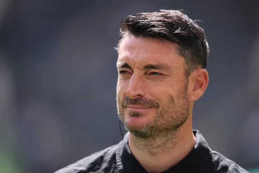 Albert Riera Srvena Zvezdanın baş məşqçi olub