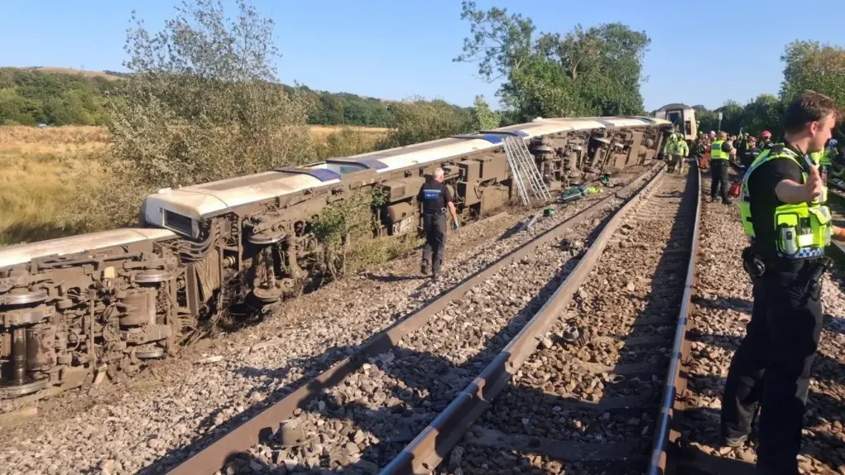 Число пострадавших из-за схода поезда с рельсов в Британии возросло до 18 человек